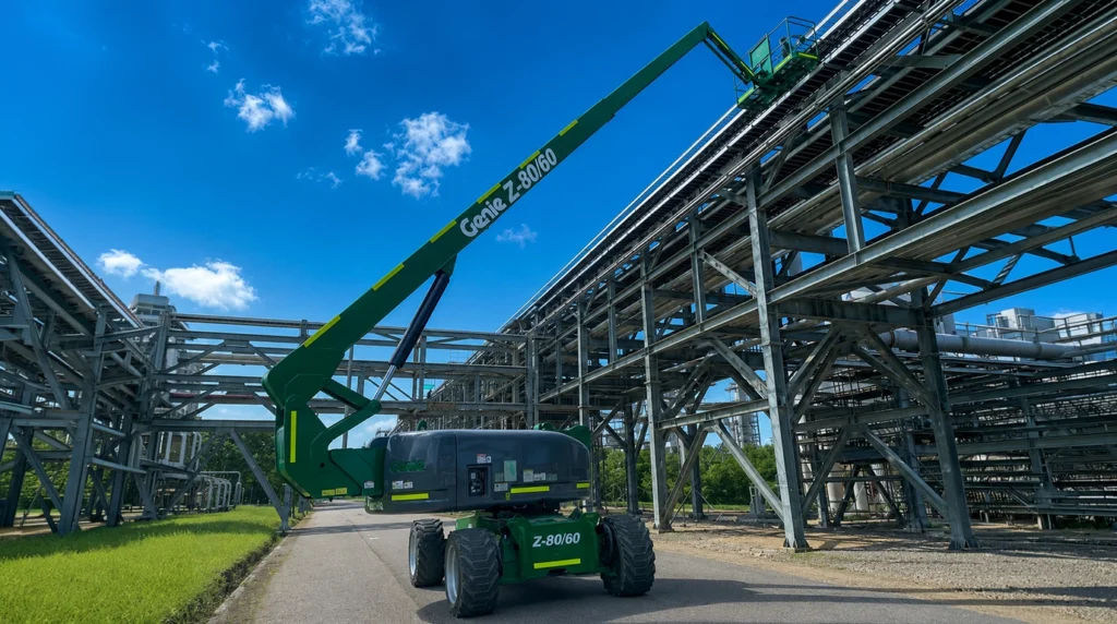 Manlift Genie Z-80/60 de 26 metros en una planta industrial